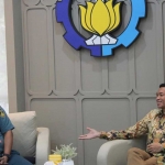 Rektor ITS saat berbincang dengan Seklem AAL.