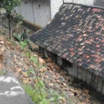 Rumah di Ngandong yang tertimpa longsor. foto: AHMAD/ BANGSAONLINE