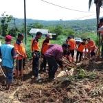 Personel TNI-Polri, BPBD, Pemerintah Kecamatan Waru, dan warga setempat saat membersihkan material longsor untuk membuka akses jalan yang menghubungkan dua desa. 