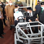 PROTOTIPE: Gubernur Khofifah mencoba mobil listrik karya siswa SMK YPM 8 Sidoarjo, Senin (1/3/2021) sore. (foto: MUSTAIN/ BANGSAONLINE)