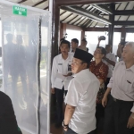 Bilik Sico (Sikat Corona) yang berfungsi menyemprotkan disinfektan karya Asisten Laboratorium Proses Manufaktur 1 FT UB ketika dipasang di Balai Kota Malang disaksikan oleh Wali Kota Sutiaji dan mantan Rektor UB Prof. Dr. M. Bisri. foto: ist.