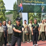 Danrem 084/BJ, Brigjen TNI Terry Tresna Purnama, saat membuka turnamen tenis lapangan.