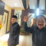 Anggota Fraksi Gerindra H Rusdi Sutejo (pakai peci) dan Dr Kasiman saat hendak mengikuti rapat paripurna internal di gedung DPRD.