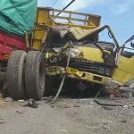 Kondisi truk pengangkut bata ringan mengalami kerusakan di bagian depan.