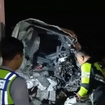 Anggota Unit Gakkum Satlantas Polres Lamongan saat tiba di TKP kecelakaan