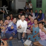 Emil Dardak sahur bareng warga Kelurahan Kedurus, Kota Surabaya. foto: ist