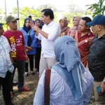 Ketua Komisi B DPRD Kota Malang Trio Agus P bersama anggota lainnya mendengarkan penjelasan Dirut PDAM Kota Malang M Nor Muhlas saat berada di Sumur Bor Perum BTU, RW 17 Kelurahan Madyopuro, Kedungkandang, Kota Malang, Selasa (21/01). foto: IWAN IRAWAN/ BANGSAONLINE