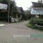 Spanduk tanda protes yang dipasang warga di jalan dan sudut desa. foto: ROMZA/ BANGSAONLINE