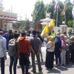 Puluhan massa PMII saat menggelar demo di depan gedung DPRD Gresik. foto: SYUHUD/ BANGSAONLINE