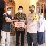 Kapolres Ngawi saat menyerahkan bantuan sembako.