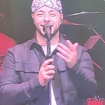 Pada awal penampilannya Maher Zain memakai blangkon dalam konser di di Surabaya Convention Center (SCC) Pakuwon Trade Centre Mall Surabaya, Ahad (16/11/2025) malam. Namun setelah menyanyikan beberapa lagu ia tampil dengan kepala plontos. Foto: MMA/bangsaonline