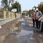 BERI SARAN: Bambang Haryo Soekartono (BHS) saat melihat hasil perbaikan jalan di Desa Banjarpanji, Tanggulangin, Rabu (31/3/2021). foto: MUSTAIN/ BANGSAONLINE