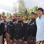 Wakil Bupati Trenggalek, Syah Muhammad Natanegara (paling kanan), saat mengikuti prosesi Longkangan.