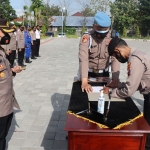 Kapolres Gresik AKBP Arief Fitrianto menyaksikan penandatanganan komitmen antinarkoba. (foto: SYUHUD/BANGSAONLINE)