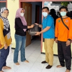 FRPB bersama WE Cake Pamekasan saat mendistribusikan bantuan sembako kepada warga isolasi mandiri (isoman).