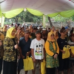 Sejumlah Pengurus DPP Al-Hidayah, DPD IIPG Jatim, dan DPD Golkar Kabupaten Pasuruan foto bersama para peternak usai penyerahan bantuan.