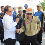 Wabup Tuban memasangakan tas kepada relawan Tagana Tuban yang berangkat ke Lombok.