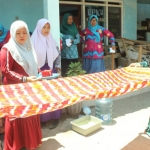 Ibu-ibu di Desa Kalidawir saat diajari membuat batik Shibori.