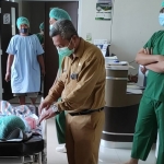 Direktur RSUD SLG Kabupaten Kediri dr. Tony Widyanto didampingi tim dokter sedang mengecek kondisi Dzakyya, sebelum menjalani operasi. foto: ist