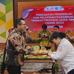 Deputi Bidang Pengendalian dan Evaluasi BPIP, Rima Agristina, saat menerima potongan tumpeng.