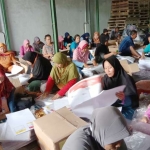 Proses pelipatan surat suara untuk Pemilu di Lamongan.