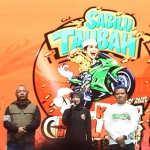 Wali Kota Kediri bersama Gus Iqdam saat memberi sambutan. Foto: Ist