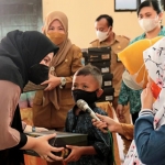 Ketua Tim Penggerak PKK Kota Probolinggo, Aminah Hadi Zainal Abidin, saat memberikan bantuan kepada anak yatim piatu.