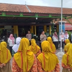 Kapolsek Sukodono, AKP Supriyana saat memberikan imbauan kepada para guru, wali murid dan para siswa di sejumlah sekolah Sidoarjo, Rabu (1/2/2023)