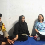 Pj Wali Kota Kediri, Zanariah, bersama Kapolres Kediri Kota, AKBP Bramastyo Priaji, saat takziah ke rumah duka. Foto: Ist
