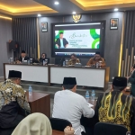 Kepala LLDIKTI Wilayah VII Jawa Timur, Prof. Dr. Dyah Sawitri, S.E., M.M., saat menghadiri rapat kerja bersama Prof. Dr. KH Asep Syaifuddin Chalim, M.A., dan jajaran kampus.