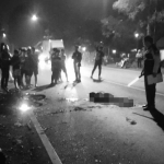 Petugas saat mengevakuasi korban tewas akibat kecelakaan di Kecamatan Balongbendo, Sidoarjo.