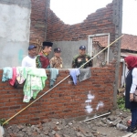 Mimik Idayana (kerudung merah), Anggota Komisi D DPRD Sidoarjo yang melihat langsung kondisi korban puting beliung di Kecamatan Tanggulangin.