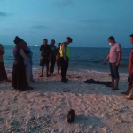 Polsek Jenu bersama warga saat mengevakuasi bayi di Pantai Pasir Putih.