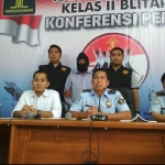 MT saat press release di kantor imigrasi kelas II Blitar . foto AKINA/ BANGSAONLINE