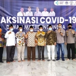 Ketua PW DMI Jatim KH M Roziqi foto bersama Forkopimda Gresik, Sekretaris DMI, Ketua DMI Gresik, serta perwakilan SKK Migas, di Masjid Agung Gresik, Sabtu (25/9/2021). foto: Yudi A/ bangsaonline