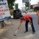 Petugas saat melakukan olah TKP di lokasi kejadian.