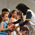 Wali Kota Kediri saat menyerahkan bola basket kepada salah satu pemain cilik. Foto: Ist