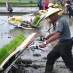 Penggunaan sarana mesin untuk tingkatkan produktivitas pertanian.