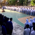 Pelajar SMAN 2 Batu saat mengikuti upacara.
