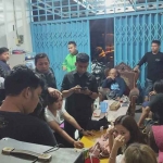 Petugas gabungan saat gerebek ruko yang dijadikan tempat karaoke di Desa Banjarsari. (Ist)