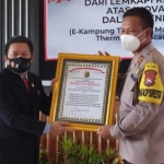 Polresta Banyuwangi saat menerima Promoter Reward dari Lemkapi.