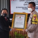 Polresta Banyuwangi saat menerima Promoter Reward dari Lemkapi.