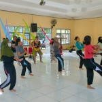 PERSIAPAN: Para pemain sandur dari Komunitas Sayap Jendela Arts sedang melakukan geladi bersih sebelum pertunjukan nanti malam. Foto: EKY NUR HADI/ BANGSAONLINE.com