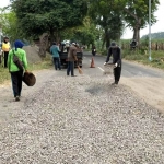 Pemeliharaan Jalan Kesemen – Tanggungan, Kecamatan Gudo. foto: AAN AMRULLOH/ BANGSAONLINE