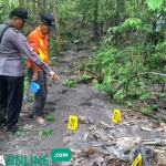 Petugas menunjukkan tengkorak dan kerangka manusia yang ditemukan.