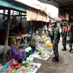 Petugas TNI dari Koramil 0803/10 Pilangkenceng saat patroli pendisiplinan protokol kesehatan (prokes) di kawasan Pasar Tlagan.