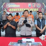 Kapolresta Sidoarjo, Kombes Pol Kusumo Wahyu Bintoro, saat konferensi pers terkait pengeroyokan penjaga warung kopi.