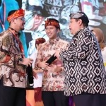 Plt Wali Kota Pasuruan, R. Teno Prasetiyo menerima sertifikat penghargaan dari Deputi Bidang Reformasi Birokrasi, Akuntabilitas Aparatur, dan Pengawasan pada Kemenpan RB Muhammad Yusuf Ateh.