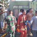 Dibantu warga, petugas Damkar berhasil memadamkan kobaran api.