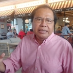 Ekonom Senior, Rizal Ramli dalam suatu wawancara di Surabaya. foto: DIDI ROSADI/ BANGSAONLINE